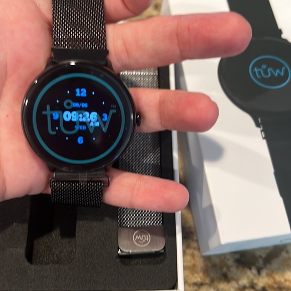 TUW by Dzyne smartwatch. iOS and android compatible. - Picture 3 of 5